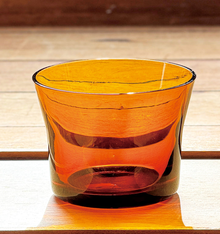 アンバー色のプレスドグラスのグラス アンバー色のプレスドグラスのグラス