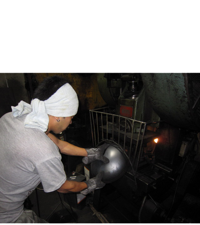 HANAKO+a(ハナコプラスエー)　打ち出し窒化加工　深型炒め鍋　チタンハンドル